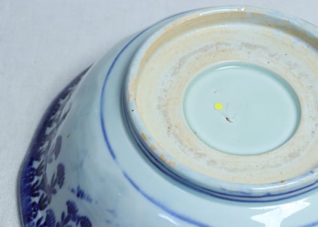 明治前期紙刷捻子に菊図９寸鉢　窯傷,少甘手