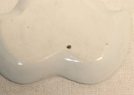 明治前期陽刻染付蔦型小皿