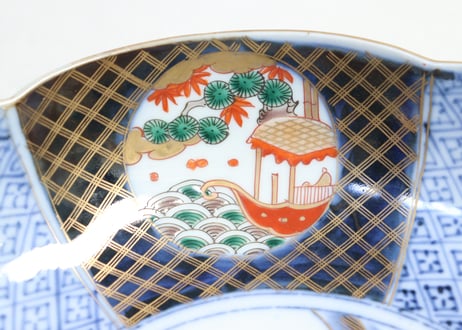 明治前期色絵水に船上人物と幾何学文三ツ組鉢　小サイズムシクイ