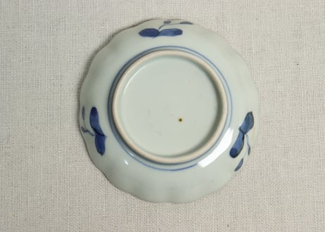 江戸幕末赤絵染付秋海棠と蝶図通り物小皿①
