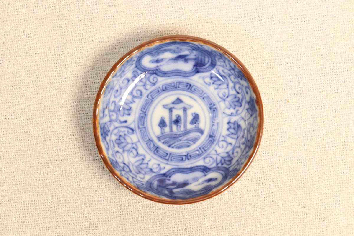 小皿 豆皿 染付 猪口 3枚 草文様 変形唐草文様 明治 大正 昭和初期 小皿 豆皿 染付 猪口 3枚 草文様 変形唐草文様 明治 大正 昭和