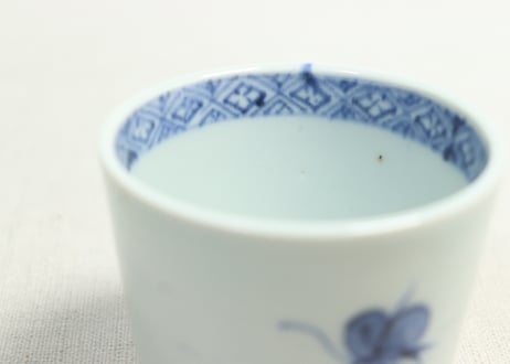 江戸後期染付菊と蝶図猪口①菊三輪