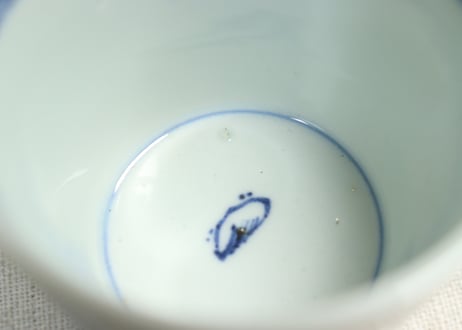 江戸後期染付菊と蝶図猪口①菊三輪