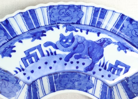 明治前期東北の焼染付獅子牡丹図扇面型皿③ノミホツ,少甘手,少かたつき