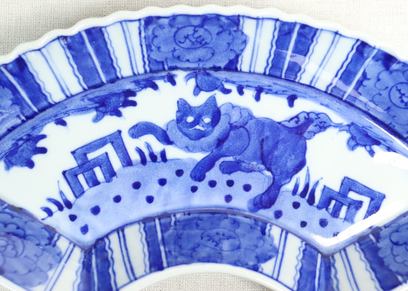明治前期東北の焼染付獅子牡丹図扇面型皿③ノミホツ,少甘手,少かたつき
