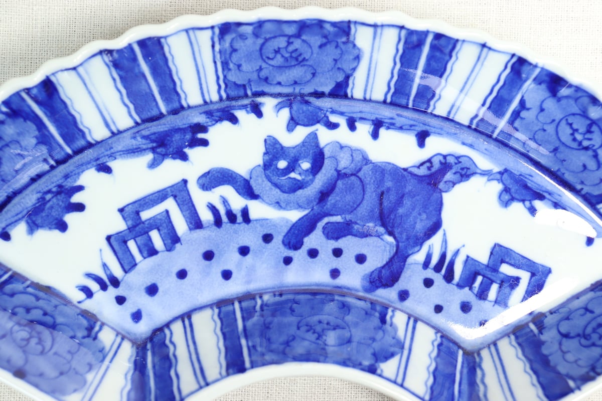 皿　鋳鉄　唐獅子牡丹　吉祥文様 明治前期東北の焼染付獅子牡丹図扇面型皿③ノミホツ,少甘手,少かたつき