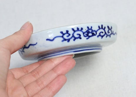 明治前期色絵牡丹と青玉に青海波図縁立小皿①　縁深め