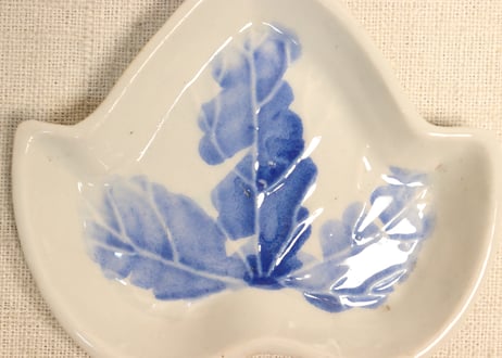 明治前期陽刻染付蔦型小皿