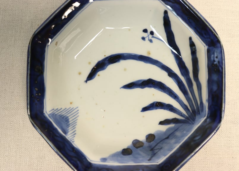 江戸後期染付水仙図八角皿②フリモノ,窯傷 | 吉祥寺PukuPuku