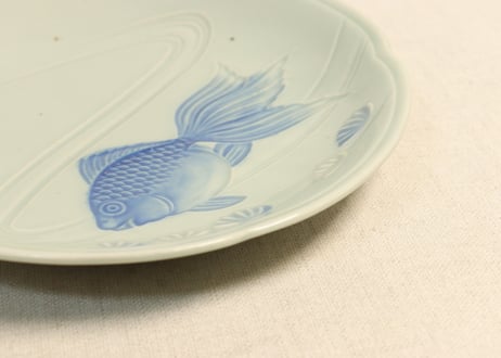 昭和戦前青磁陽刻金魚図6寸皿