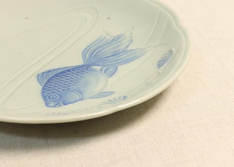 昭和戦前青磁陽刻金魚図6寸皿 | 吉祥寺PukuPuku
