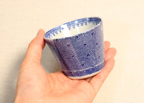 明治前期紙刷微塵唐草図猪口①　歪み