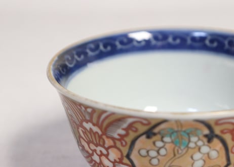 明治前期色絵牡丹と山葡萄図蓋茶碗