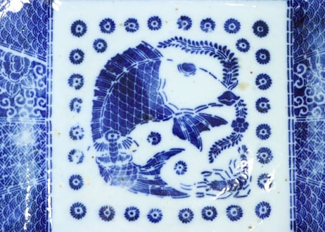 明治前期紙刷魚と海老図角皿③　ノミホツ