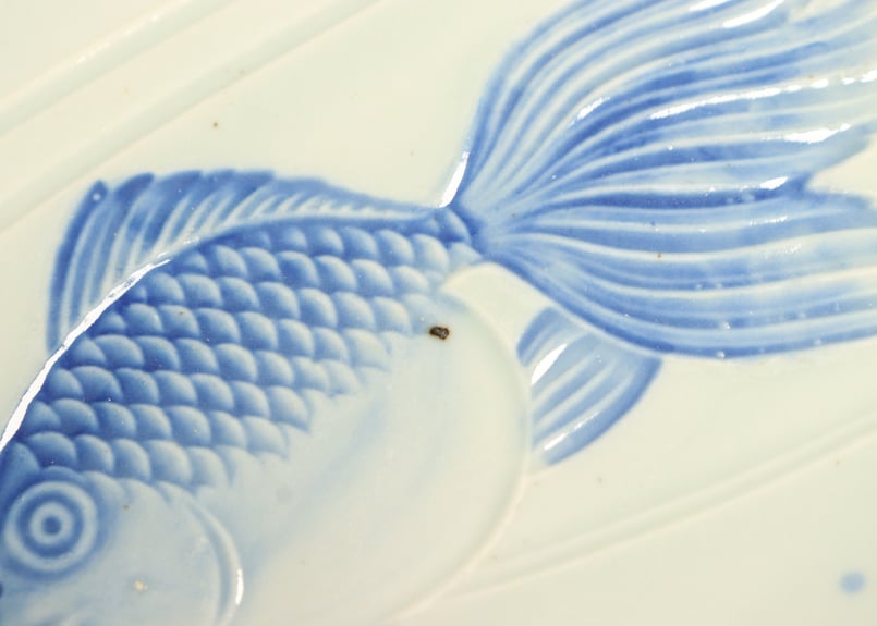 昭和戦前青磁陽刻金魚図6寸皿 | 吉祥寺PukuPuku
