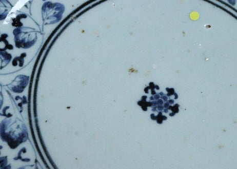 江戸中期染付花唐草図7寸皿①　窯傷