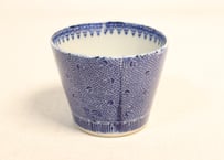 明治前期紙刷微塵唐草図猪口①　歪み