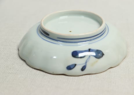 江戸幕末赤絵染付秋海棠と蝶図通り物小皿①