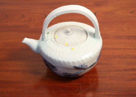江戸後期陽刻染付菊花図銚子 蓋ホツ身ニュウ