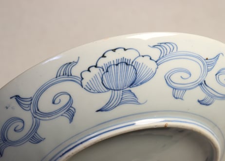 江戸幕末染付窓絵に菊と波に蝶図尺皿　フリモノ
