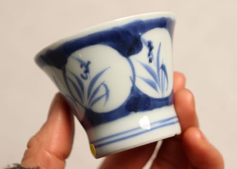 江戸後期染付丸窓に草花図広東型小猪口 高台ホツ