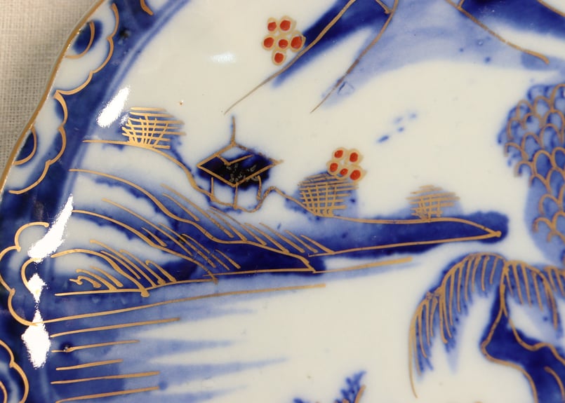 明治期　横浜焼 色絵金彩 鴉　風景図皿　皿　細密画 明治期 横浜焼 色絵金彩 鴉 風景図皿 皿 細密画