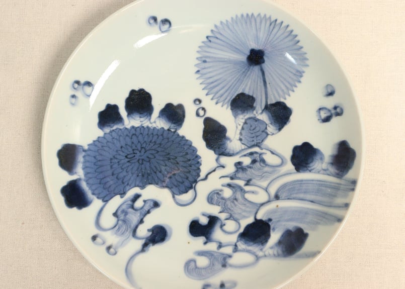 江戸後期染付流水に菊図9寸皿①少かたつき | 吉祥寺PukuPuku