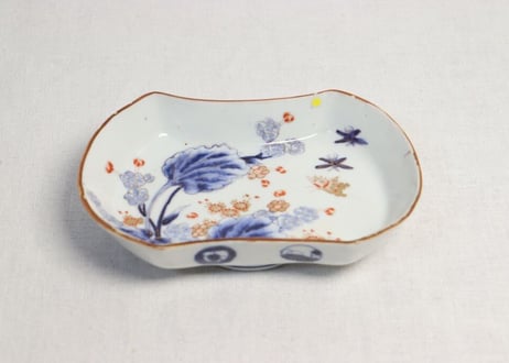明治前期色絵秋海棠図分銅型縁立ち皿 ノミホツ