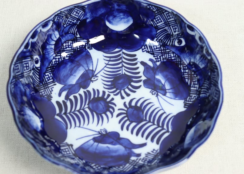 幕末～明治期　古鍋島　染付牡丹蝶図高台皿　古美術　骨董　コレクション 明治前期染付三方蝶と牡丹図なます皿②小ニュウ | 吉祥寺PukuPuku
