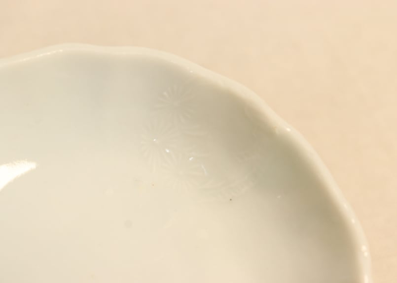 明治前期白磁陽刻松竹梅丸文小皿 | 吉祥寺PukuPuku