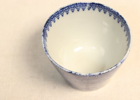 明治前期紙刷微塵唐草図猪口①　歪み
