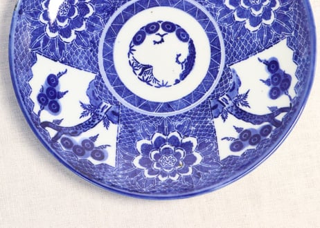 明治前期紙刷松と牡丹図8寸皿
