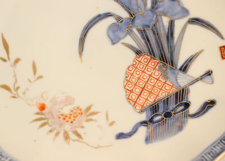 明治前期赤絵金彩柘榴と菖蒲図8寸皿