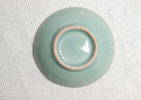 江戸中期青磁陽刻鶴丸図小皿 小ニュウ