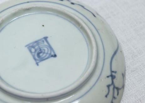 江戸中期くらわんか染付矢羽根に花図小なます皿 口縁釉薬剝げ