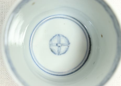 江戸後期染付草花と蝶図猪口②少かたつき,黒点