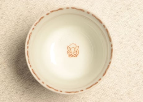 明治前期色絵三方に鶴と梅,見込みに兎図向付 ノミホツ