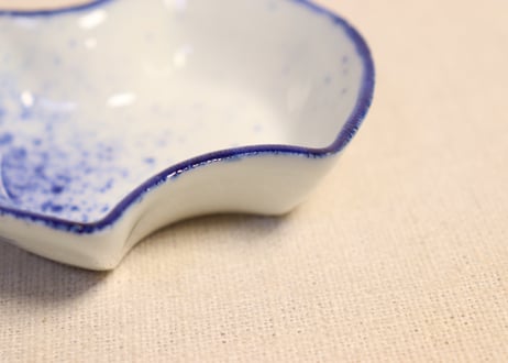 大正~昭和戦前吹き墨分銅型小皿①　濃いめ
