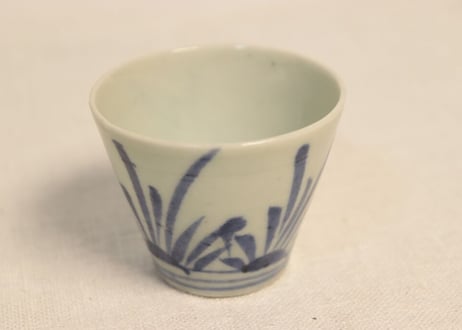 江戸中期染付立草図猪口(小ぶり) 黒点