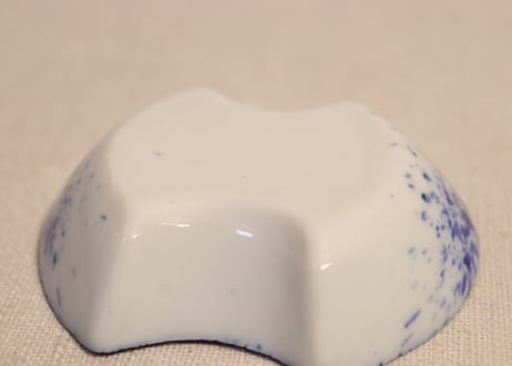 明治後期~大正吹き墨分銅型小皿②　薄め