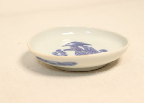 明治前期染付陰刻洋装人物図小皿①　濃いめ,歪み,かたつき