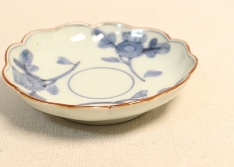 江戸中期染付三方に菊図小皿②　かたつき