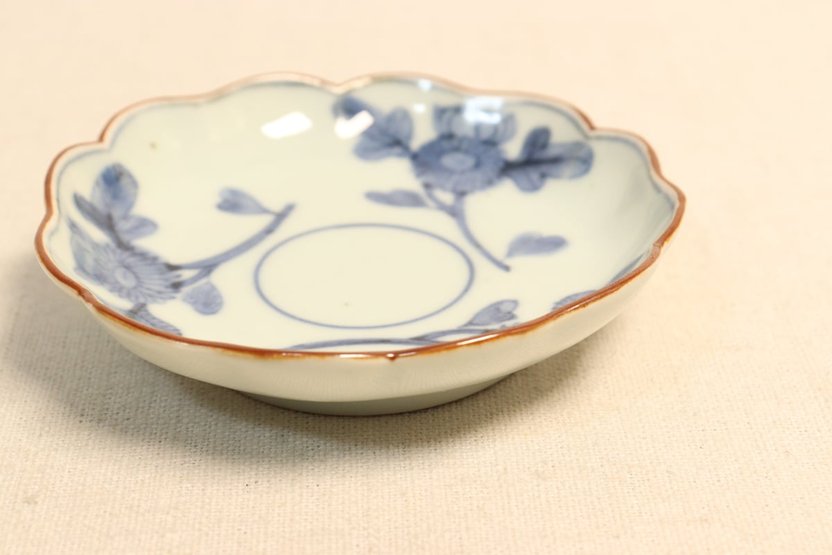 江戸前期 染付 菊流水紋 葉型小皿 古染風梅紋 銘々皿（丸型・縁絵） ｜ 有田焼の源右衛門窯公式
