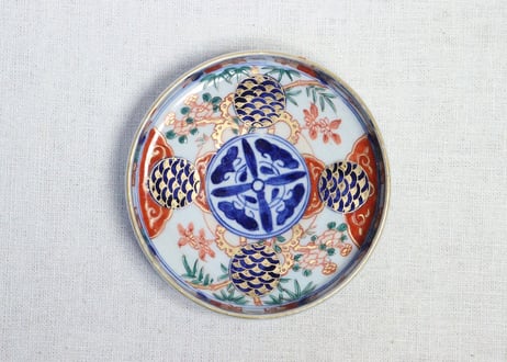 明治前期色絵牡丹と青玉に青海波図縁立小皿①　縁深め