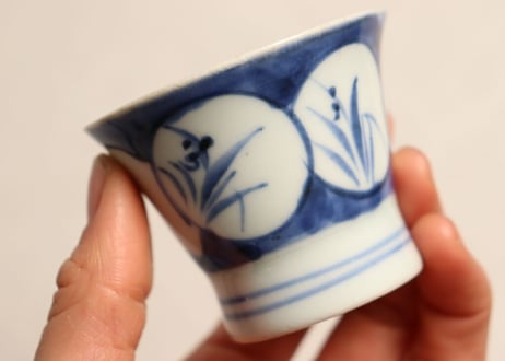 江戸後期染付丸窓に草花図広東型小猪口 小ニュウ
