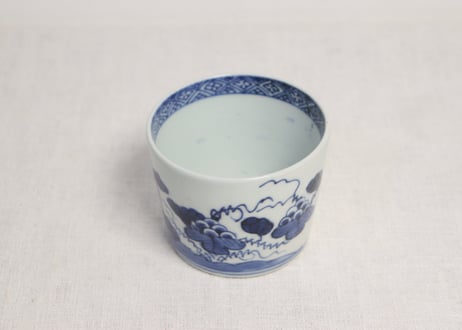 江戸後期染付山葡萄と蝶図猪口 少がたつき