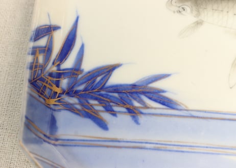 明治前期色絵鯉図角皿②釉切れ,少かたつき