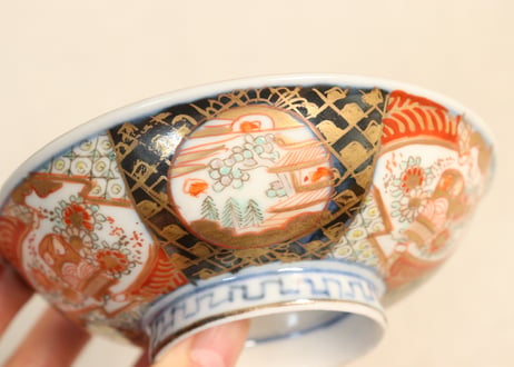 明治前期色絵桃に山水と鳥籠図通り物飯茶碗