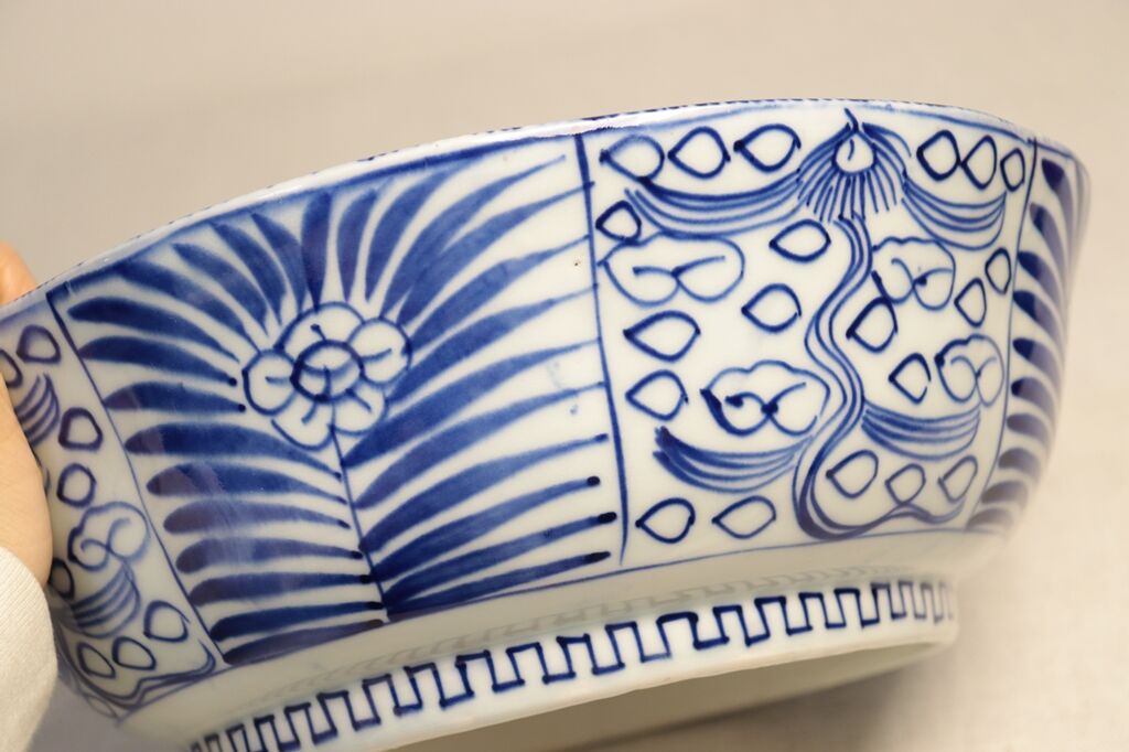 染付け鳥図 明治前期ベロ藍染付梅に蝶と竹と牡丹図8.5寸皿 がたつき