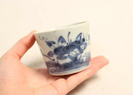 江戸中期染付牡丹図猪口 少甘手